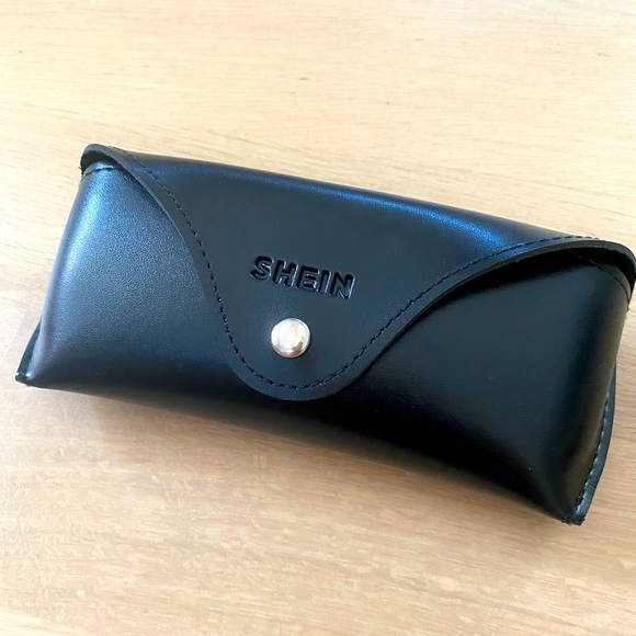 white clout sun glasses with case - Picture 2 of 2